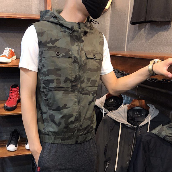 Ανδρικό σπορ καθημερινό γιλέκο σε μαύρο και καμουφλάζ  στοιχεία