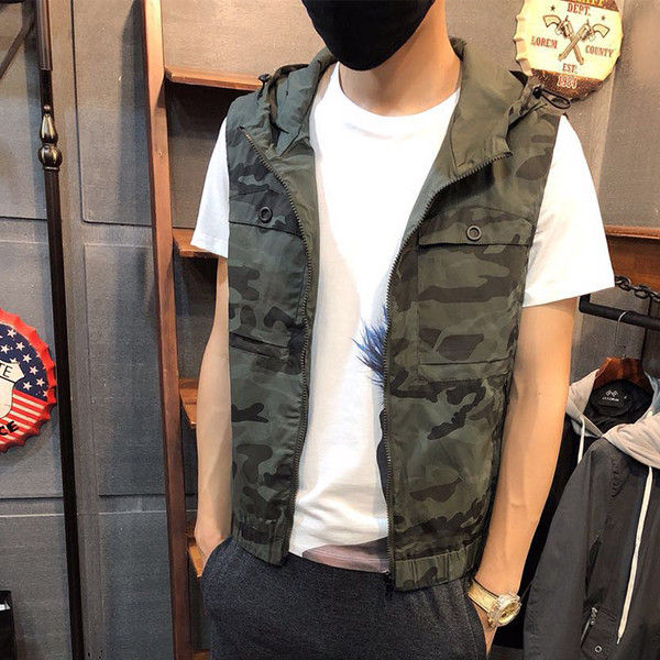 Ανδρικό σπορ καθημερινό γιλέκο σε μαύρο και καμουφλάζ  στοιχεία