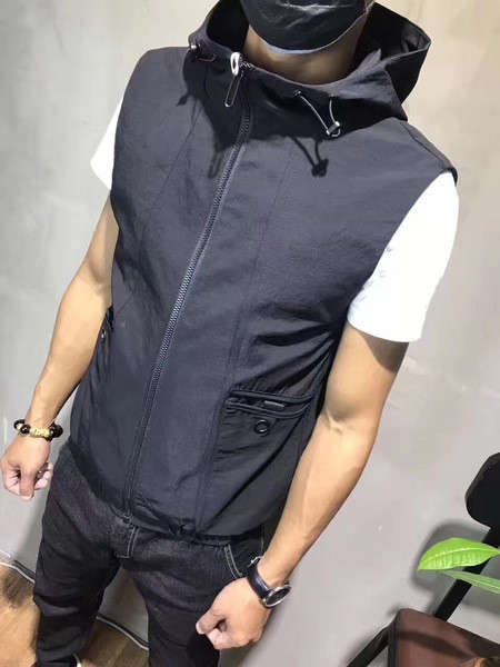 Ανδρικό σπορ καθημερινό γιλέκο με κουκούλα σε σκούρο χρώμα