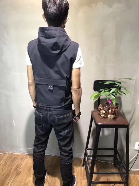 Ανδρικό σπορ καθημερινό γιλέκο με κουκούλα σε σκούρο χρώμα