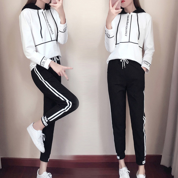 Αθλητικό γυναικείο σετ με κουκούλα και παντελόνι με κουκούλα - τρία χρώματα