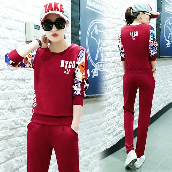 Echipa zilnică feminină cu motive florale în trei culori