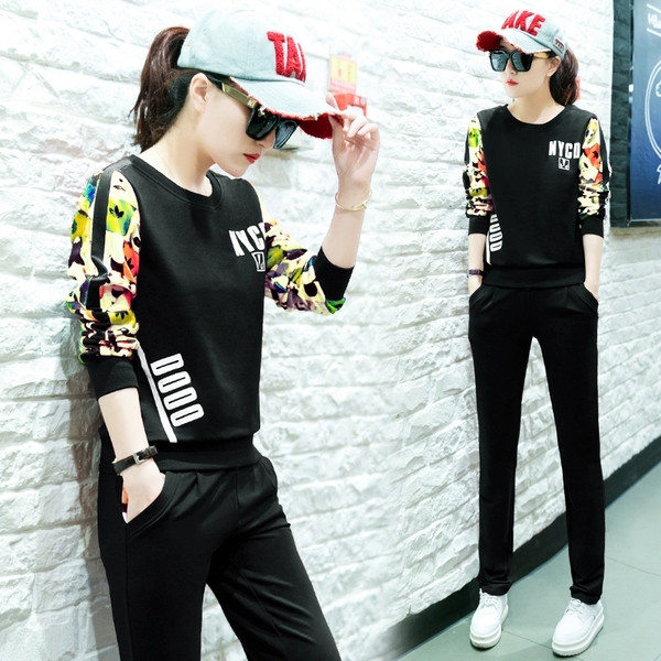 Echipa zilnică feminină cu motive florale în trei culori