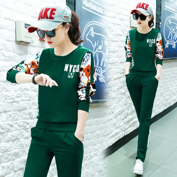 Echipa zilnică feminină cu motive florale în trei culori