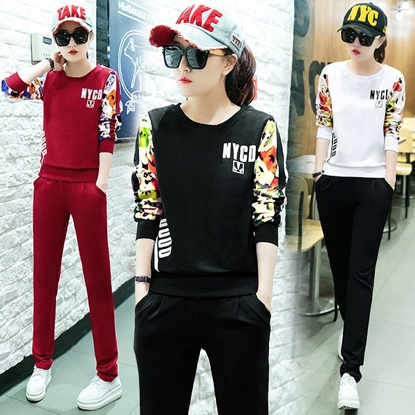 Echipa zilnică feminină cu motive florale în trei culori