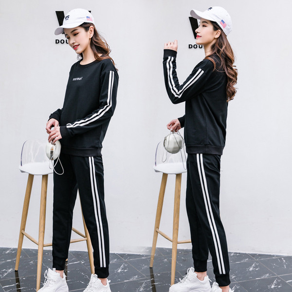 Γυναικεία αθλητικά σύνολα με δύο μέρη σε μαύρο και άσπρο χρώμα