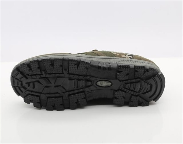 Мъжки туристически обувки с камуфлажен десен