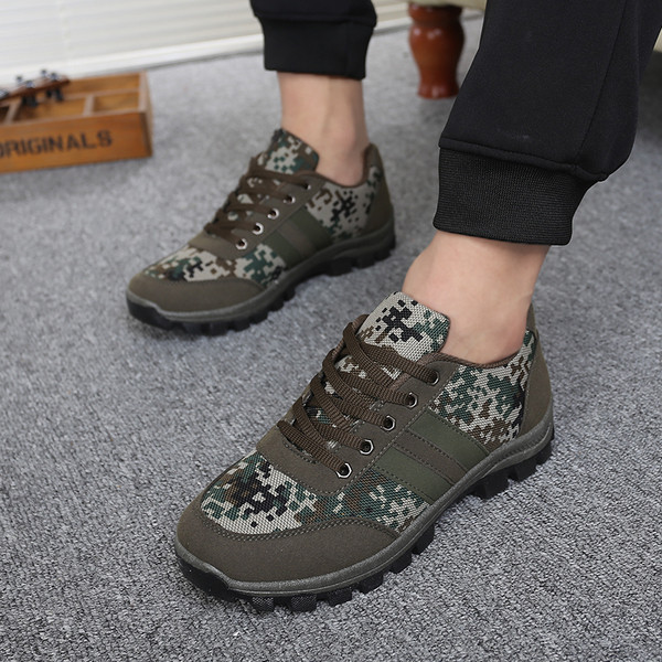 Мъжки туристически обувки с камуфлажен десен