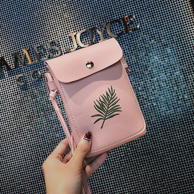 Βολικό γυναικείο πορτοφόλι σε διάφορα χρώματα - δύο μοντέλα με floral μοτίβο