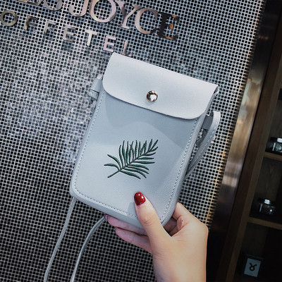 Βολικό γυναικείο πορτοφόλι σε διάφορα χρώματα - δύο μοντέλα με floral μοτίβο