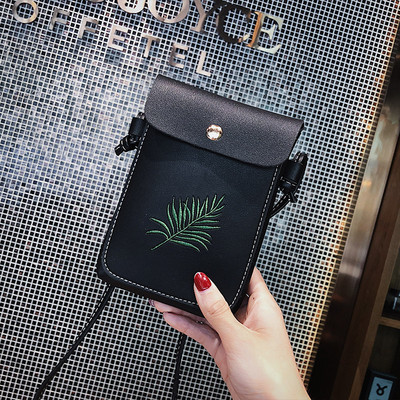 Βολικό γυναικείο πορτοφόλι σε διάφορα χρώματα - δύο μοντέλα με floral μοτίβο