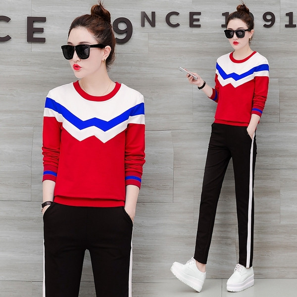 Αθλητική  γυναικεία φόρμα  σε τέσσερα χρώματα