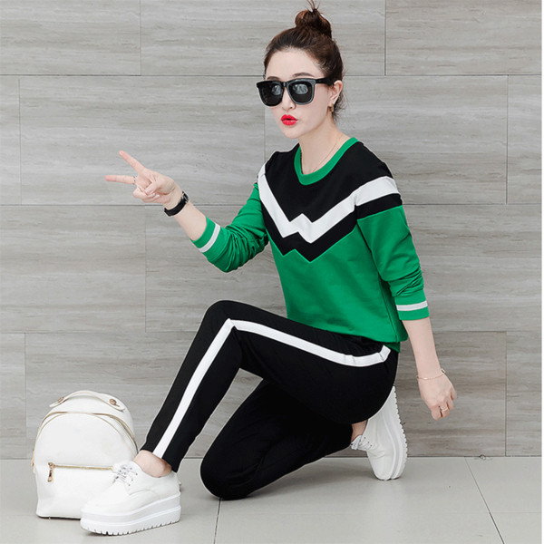 Αθλητική  γυναικεία φόρμα  σε τέσσερα χρώματα