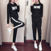 Спортен дамски комплект в черен, бял и червен цвят с апликация