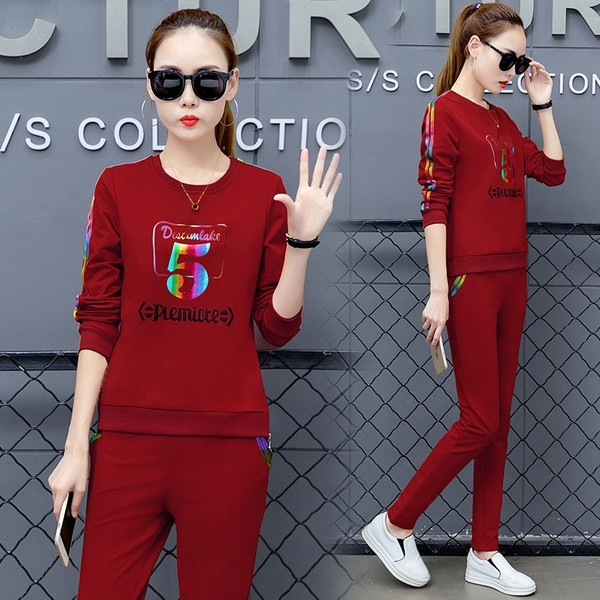 Γυναικείο αθλητικό σετ με εφαρμογή δύο τεμαχίων και χρωματιστές πλευρικές άκρες