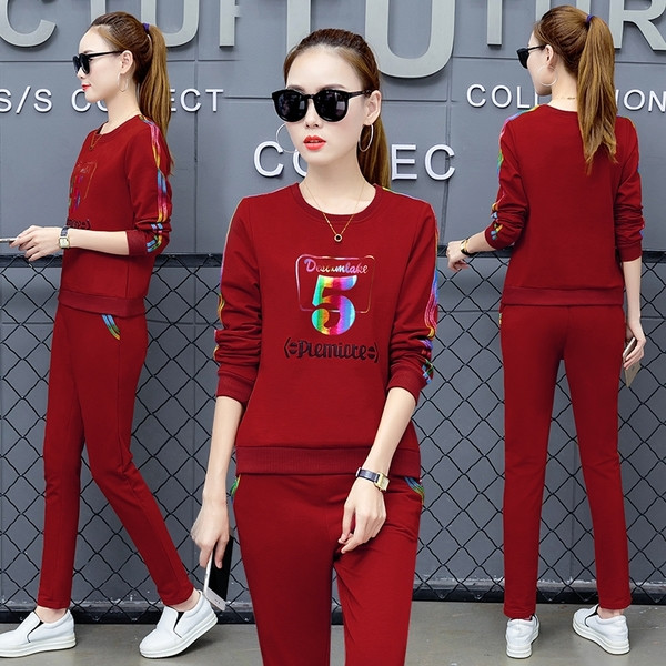 Γυναικείο αθλητικό σετ με εφαρμογή δύο τεμαχίων και χρωματιστές πλευρικές άκρες