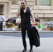 Κομψό μακρύ ανδρικό γιλέκο σε μαύρο χρώμα