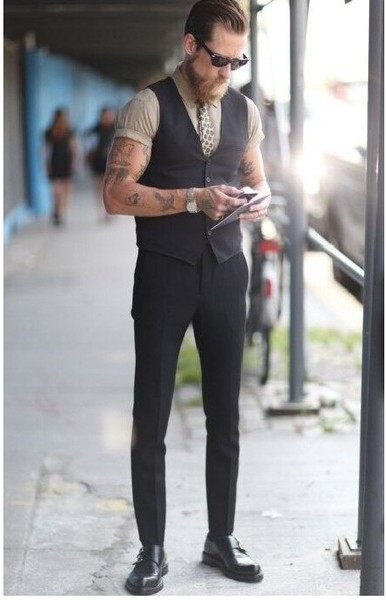 Κομψό μακρύ ανδρικό γιλέκο  σε μαύρο χρώμα