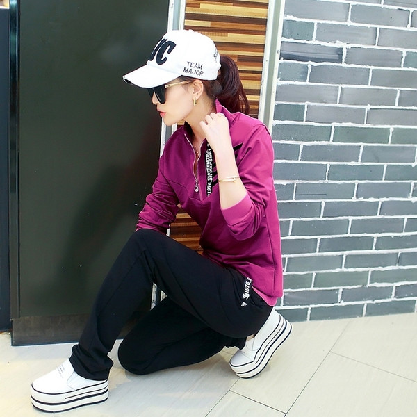 Спортен дамски екип с цип и надписи в няколко цвята