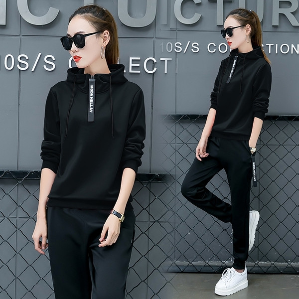 Αθλητικό γυναικείο σετ  σε λευκό, μαύρο και κόκκινο χρώμα