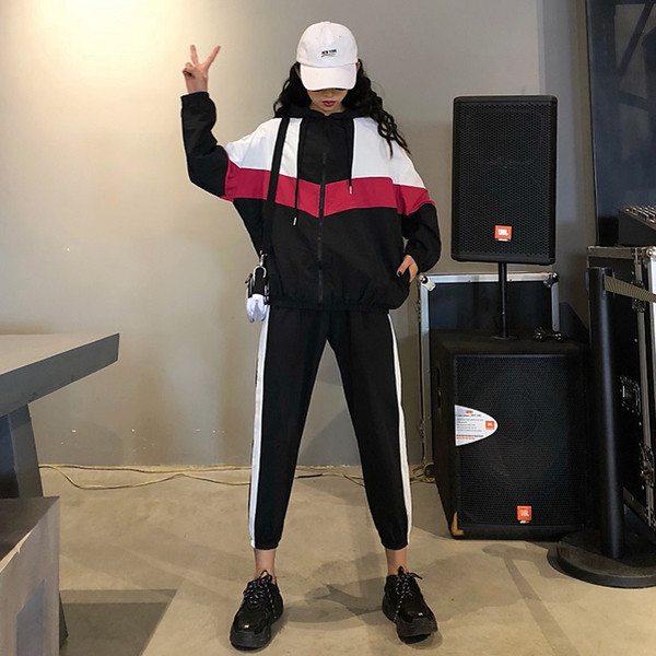 Γυναικεία αθλητικά σύνολα με δύο μέρη σε μαύρο και κόκκινο χρώμα