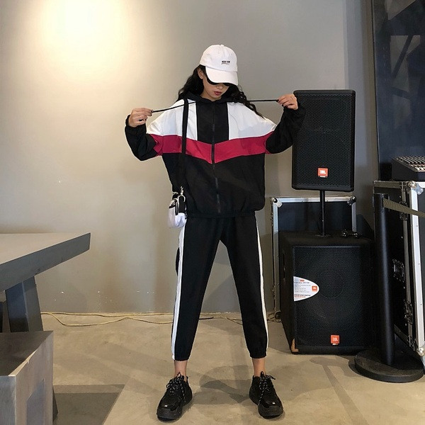 Γυναικεία αθλητικά σύνολα με δύο μέρη σε μαύρο και κόκκινο χρώμα