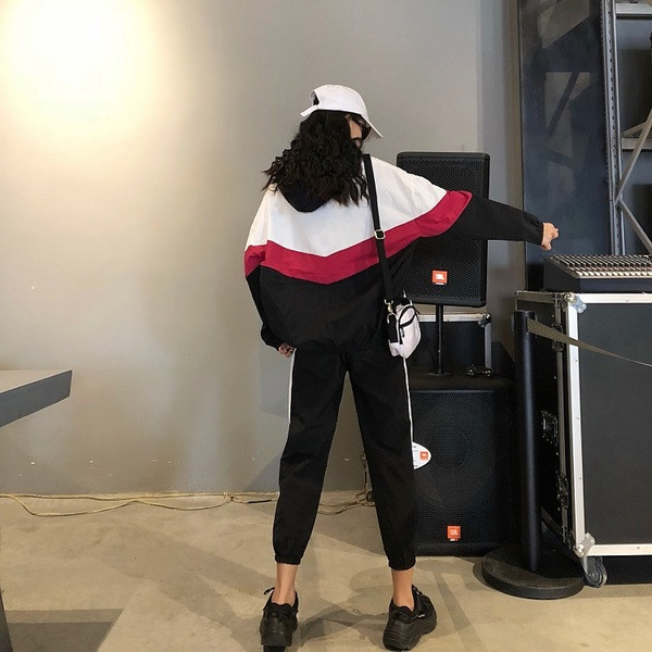 Γυναικεία αθλητικά σύνολα με δύο μέρη σε μαύρο και κόκκινο χρώμα