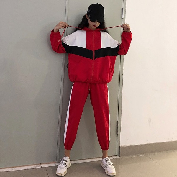 Γυναικεία αθλητικά σύνολα με δύο μέρη σε μαύρο και κόκκινο χρώμα