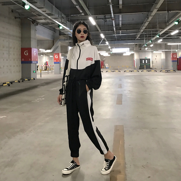 Γυναικείο αθλητικό σετ με επιγραφή και φερμουάρ σε δύο χρώματα