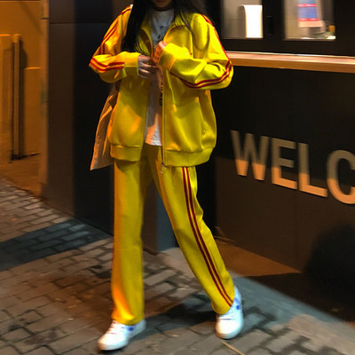 Γυναικεία αθλητική φόρμα με επιγραφή και πλευρικές άκρες σε τρία χρώματα