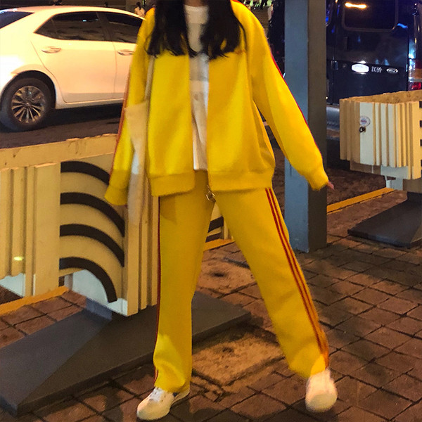 Γυναικεία αθλητική φόρμα με επιγραφή και πλευρικές άκρες σε τρία χρώματα