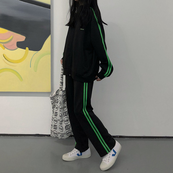 Γυναικεία αθλητική φόρμα με επιγραφή και πλευρικές άκρες σε τρία χρώματα