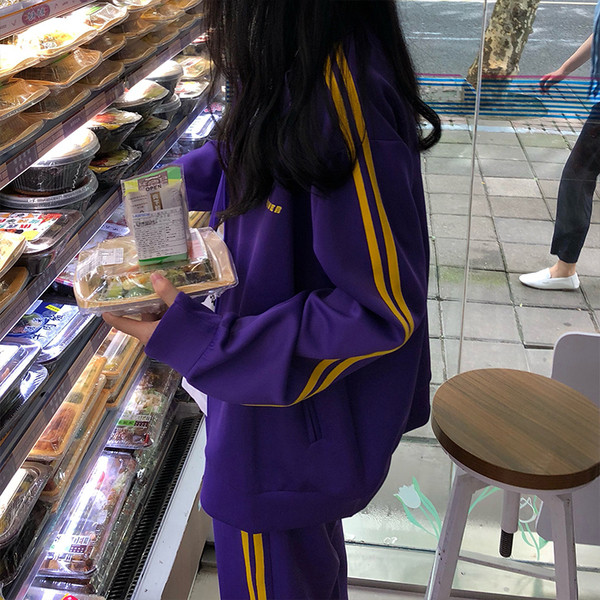 Γυναικεία αθλητική φόρμα με επιγραφή και πλευρικές άκρες σε τρία χρώματα