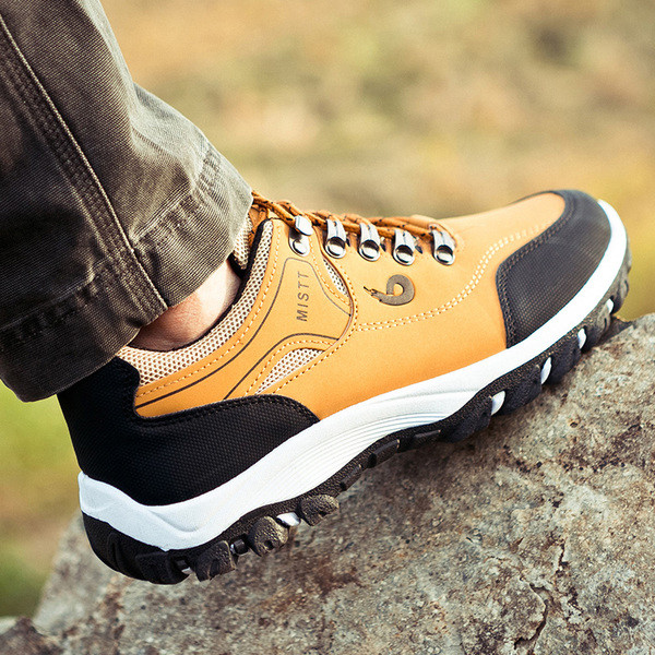 Túrázásra alkalmas férfi sportcipő többféle színben