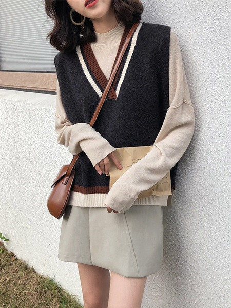 Vesta de lana cu decolteu in V in doua culori