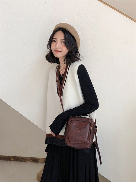 Vesta de lana cu decolteu in V in doua culori