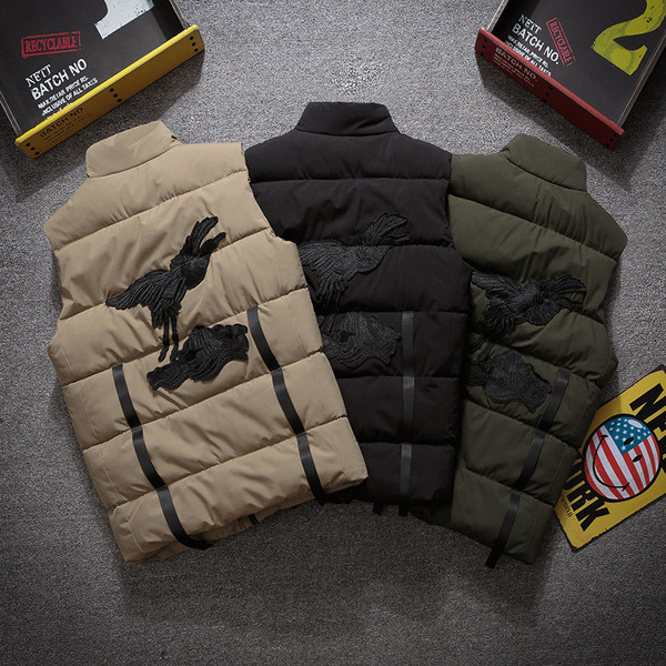 Μοντέρνο ανδρικό γιλέκο με κεντήματα στην πλάτη