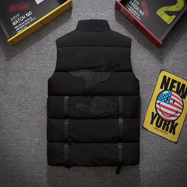 Μοντέρνο ανδρικό γιλέκο με κεντήματα στην πλάτη