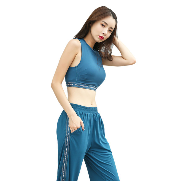 Αθλητική γυναικεία φόρμα σε τρία χρώματα