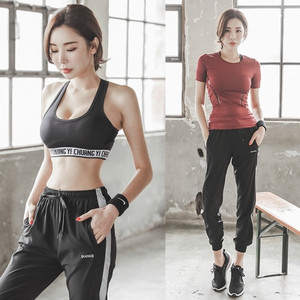 Αθλητικά σετσε διάφορα χρώματα,  μπλουζάκια, παντελόνια και μπουστάκι