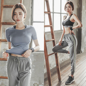 Αθλητικά σετσε διάφορα χρώματα,  μπλουζάκια, παντελόνια και μπουστάκι