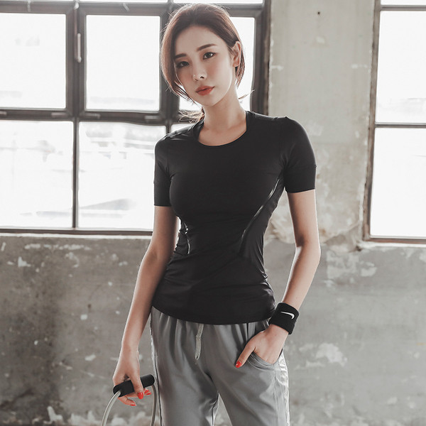 Αθλητικά σετσε διάφορα χρώματα,  μπλουζάκια, παντελόνια και μπουστάκι