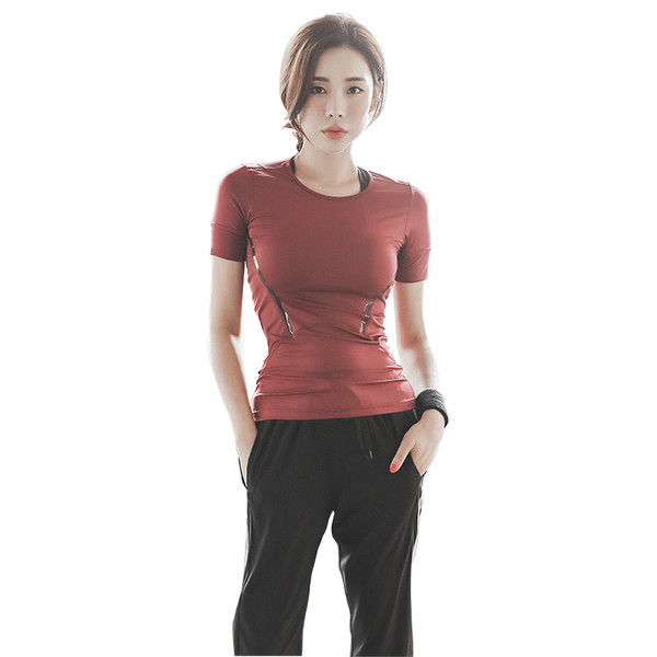 Αθλητικά σετσε διάφορα χρώματα,  μπλουζάκια, παντελόνια και μπουστάκι