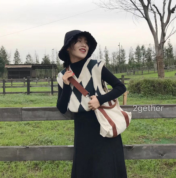 Γυναικείο μάλλινο γιλέκο με ντεκολτέ σε σχήμα V σε δύο χρώματα