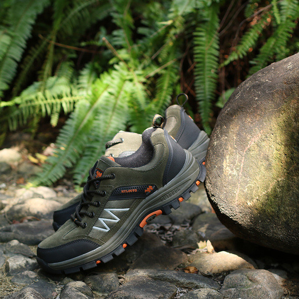 Ανδρικά υποδήματα κατάλληλα για πεζοπορία σε τρία χρώματα