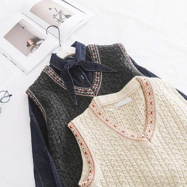 Κομψό πλεκτό γιλέκο με ντεκολτέ σε σχήμα V σε δύο χρώματα