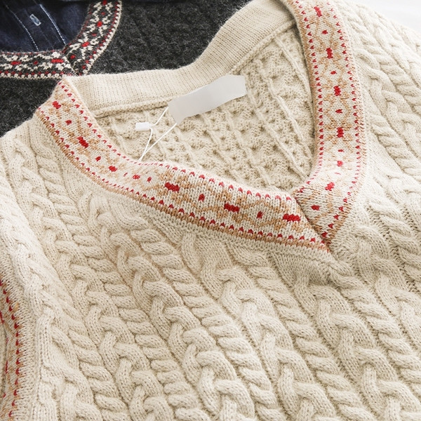 Κομψό πλεκτό γιλέκο με ντεκολτέ σε σχήμα V σε δύο χρώματα