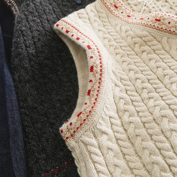 Κομψό πλεκτό γιλέκο με ντεκολτέ σε σχήμα V σε δύο χρώματα