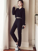 Спортен дамски комплект в черен цвят от две части - къс суичър и панталон