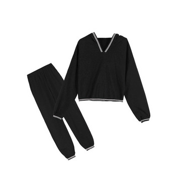 Спортен дамски комплект в черен цвят от две части - къс суичър и панталон
